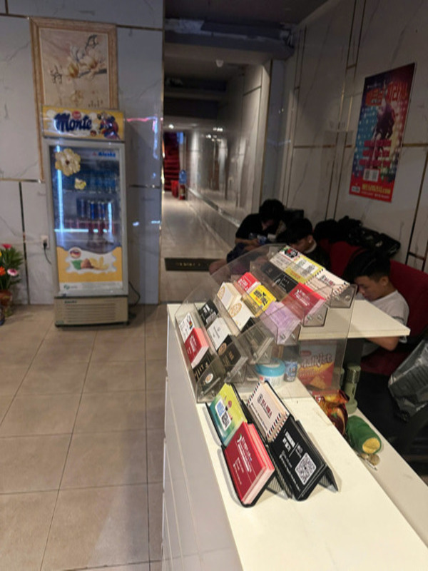 베트남 호치민 딸기마사지 마사지샵 입구와 명함 진열대