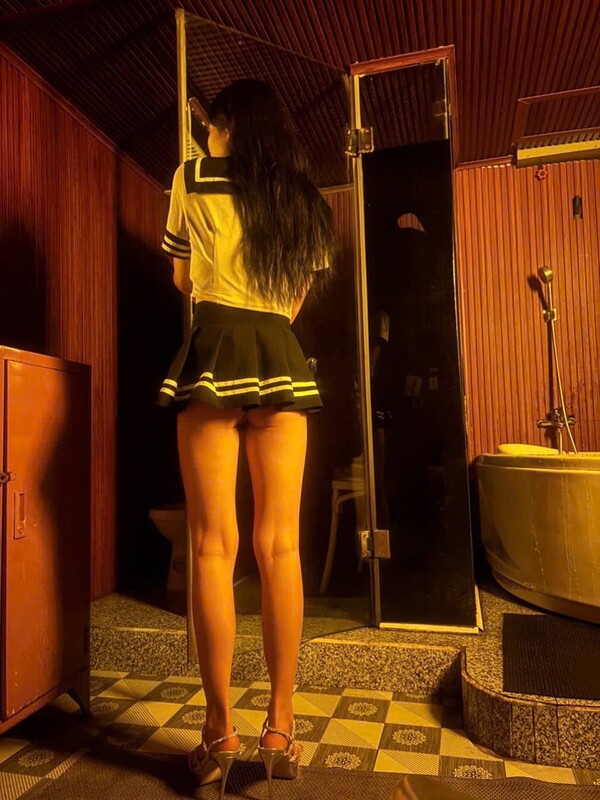 越南胡志明Strawberry按摩私人房间内部拍摄的女性背影 hochiminh adult massage