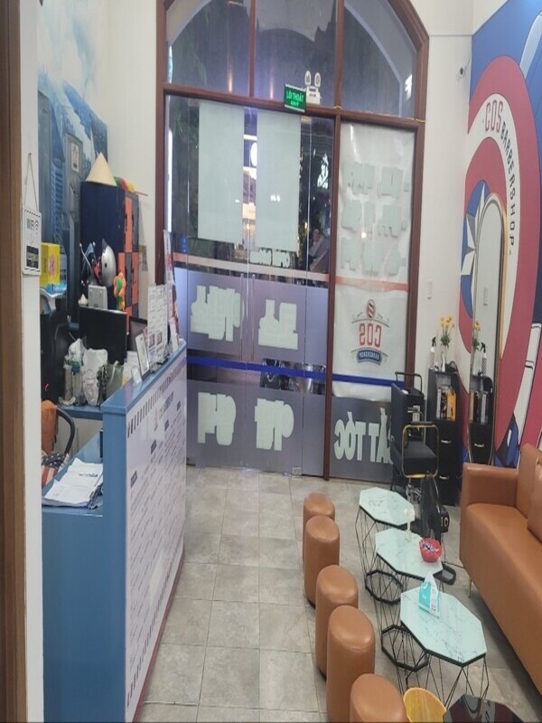 Cos理发店内部环境